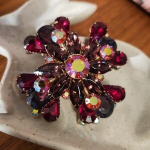 VINTAGE MID CENTURY MALTESE CROSS AURORA BOREALIS LAYERED RHINSTONE BROOCH